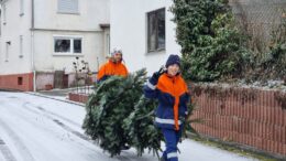 Jugendfeuerwehr sammelt die Weihnachtsbäume ein