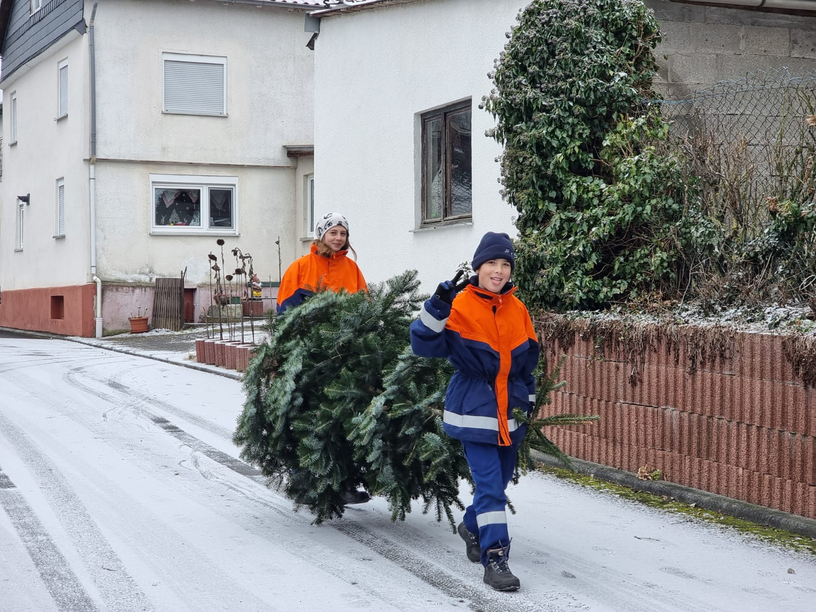 Jugendfeuerwehr sammelt die Weihnachtsbäume ein